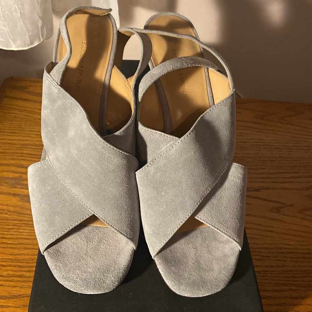 NIB Banana Republic Gray Wedges Size 9 - Picture 3 of 6
